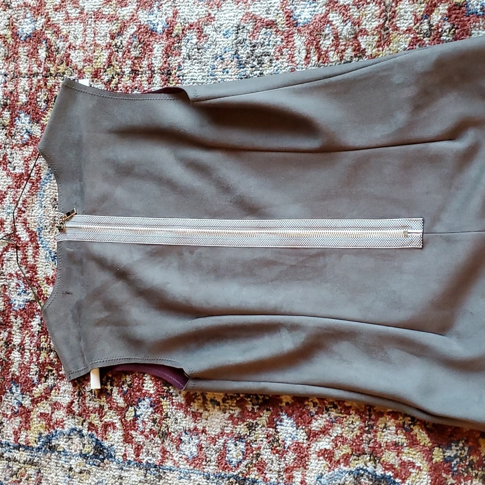 Gracia Medium faux suede gray burgundy dress with nice zipper detail - Picture 4 of 5
